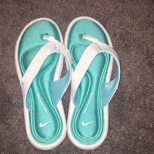 Nike Teal and White Thong flipflops